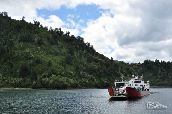 Balsa chega em Fiordo Largo, a mais longa travessia da Carretera Austral, no sul do Chile